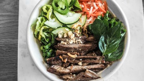 Salată de vită, sănătoasă și versatilă/Cercetătorii vă sfătuiesc să asociați carnea roșie cu salată, pentru a-i contracara efectele negative