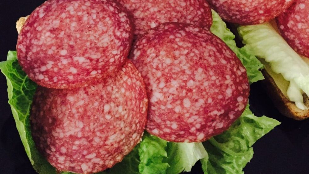 Grupul Agricola Bacău, lider în producția de salam de Sibiu, cu 43% cotă de piață. Piața anuală este evaluată la 3000 tone, la o valoare de 100 milioane lei