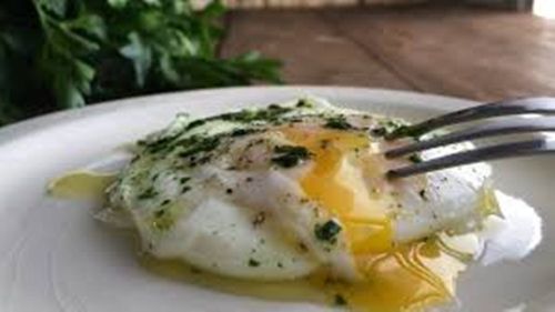 Cum se mai poate găti un ou în tigaie altfel decât cu grăsimi, ideal la micul dejun?