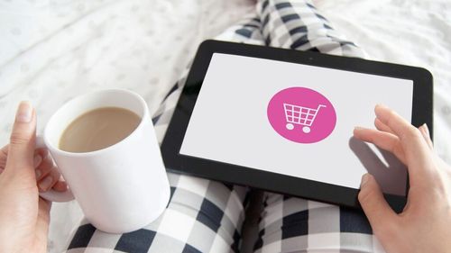 Supermarket online: Valoarea coşului mediu de cumpărături a crescut cu 15% / „Au fost înregistrate vânzări considerabile pentru cozonaci artizanali şi Panettone de la branduri de lux, precum Dolce & Gabbana şi Vogue”