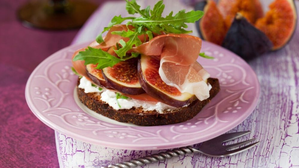 Rețete pentru studenți. 5 combinații rapide cu smochine și brânzeturi, pentru prânz sau cină