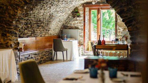 Patronatele din HoReCa contestă reducerea pragului de la 600 mp la 200 mp pentru autorizațiile ISU: „Un risc pentru centrele istorice și turismul românesc”