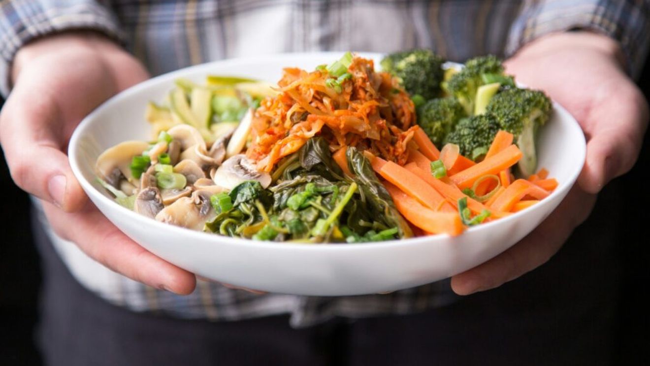 Cum realizezi o farfurie completă din punct de vedere nutrițional folosind doar legume?