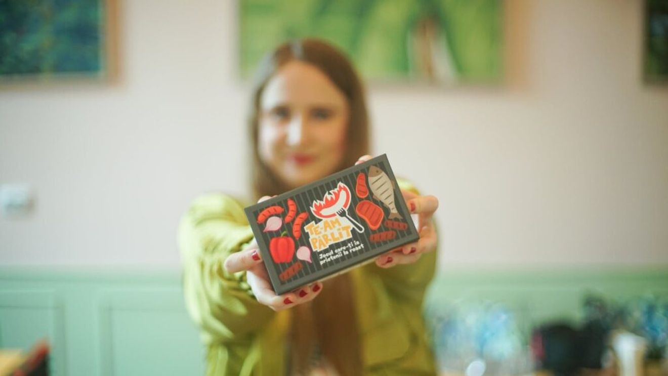 INTERVIU Cum a devenit masa românească sursă de inspirație pentru un joc de roast / Diana Duca, creatoarea „Te-am pârlit”: „Obiceiul românilor de a servi glumele cele mai îndrăznețe la masă e aproape un sport național”