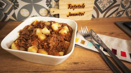 Rețetele Juanitei | Tocană de cartofi cu falcă de porc bine gătită și sos de buchet de legume, cu cât mai multe cu atât mai bine