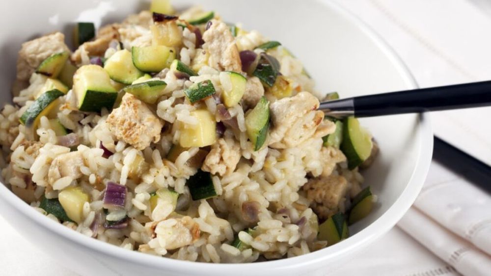 Orez cu dovlecei și cuburi de piept de pui, gata în maxim jumătate de oră. Un prânz rapid și reconfortant, de mijlocul săptămânii