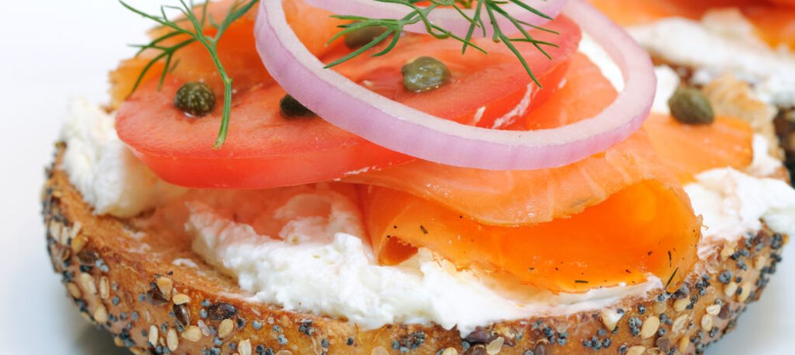 Sandviș cu somon afumat și cremă de brânză, o rețetă rapidă și savuroasă pentru un prânz pe fugă într-o zi aglomerată