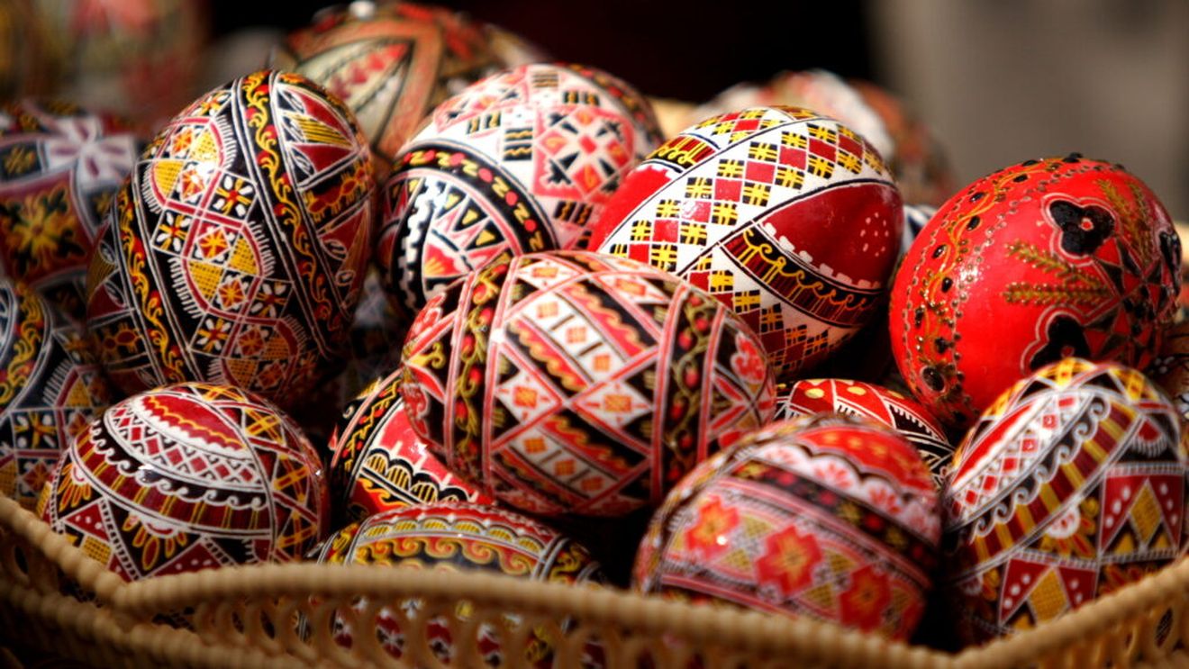 Când se vopsesc ouăle de Paște: în Joia sau Vinerea Mare? Tradițiile diferă în România, iar explicațiile vin din obiceiuri vechi / Gabriela Filip, muzeograf: „E singura zi în care ai timp să faci această operațiune migăloasă, a încondeierii ouălor”