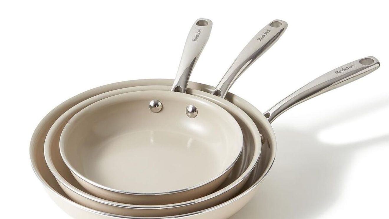 Anchetă jurnalistică: Tigăile cu înveliș „ceramic” de ultimă generație, prezentate ca „sigure” și „netoxice”, ar putea fi în realitate foarte periculoase. Firmele producătoare sunt netransparente și domină lipsa de reglementare