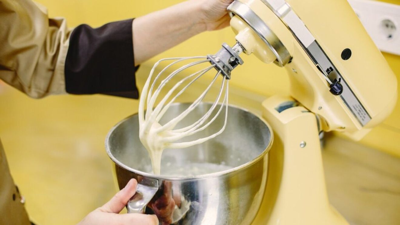 Te-ai întrebat vreodată la ce folosește fiecare paletă a robotului de bucătărie? Când trebuie să alegi cârligul, paleta sau telul