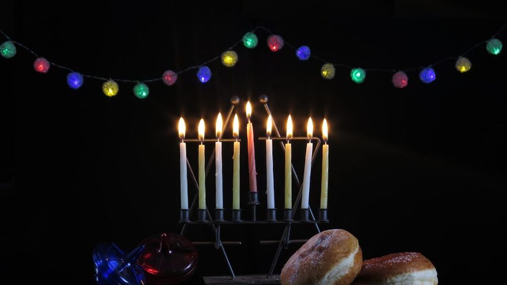 Astăzi începe Hanuka, Sărbătoarea Luminilor, una dintre cele mai importante din calendarul ebraic/ Tradiții, influențe culturale și mâncăruri tradiționale