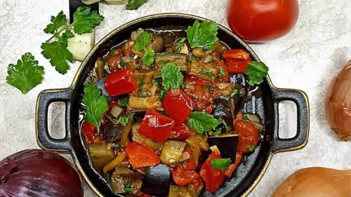 Ajapsandali, preparat georgian cu vinete/ Să-i zicem tocană, să-i zicem zacuscă sau ratatouille din Georgia? Este combinația vegetariană perfectă