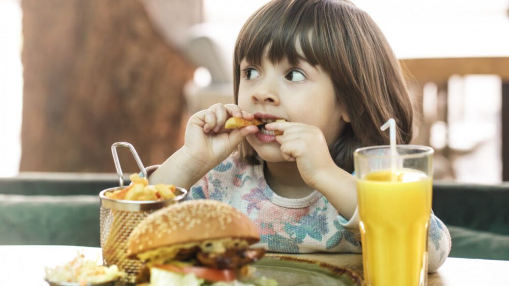 Cum ajung rețelele sociale precum TikTok sau YouTube să influențeze obiceiurile alimentare ale copiilor / Publicitatea ascunsă și trendurile online ridică semne de alarmă