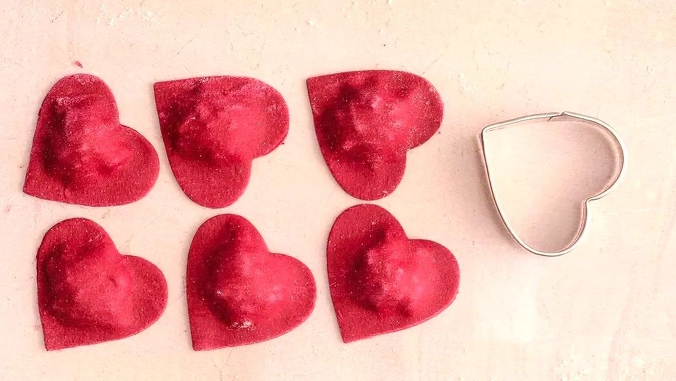 Pastele de vineri seara. Ravioli roșii în formă de inimă, umpluți în stil quattro formaggi. Se fac foarte ușor folosind o formă pentru fursecuri