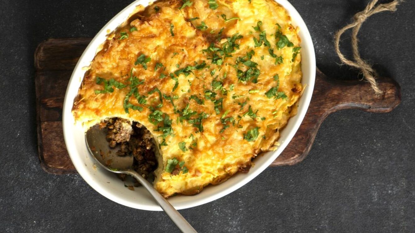 Idei de cină la gura cuptorului. Shepherd's Pie, o tartă tradițională irlandeză, cu sos de carne dedesubt și piure de cartofi deasupra