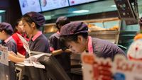 Burgerii au devenit un nou câmp de luptă pentru restaurantele din China. De la McDonald’s și KFC la cafenele și noi branduri