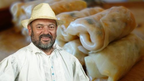 Nu există Crăciun românesc fără sarmale. Mircea Groza (culegător de rețete vechi): „De la casă la casă, de la sat la sat, gustul e diferit, rețeta are particularități. Țăranul român este foarte inventiv! Și pusul în oală, și fiertul lor are ceva specific, chiar și felul în care sunt înfășurate. Nu mai vorbesc de ingrediente” (VIDEO)