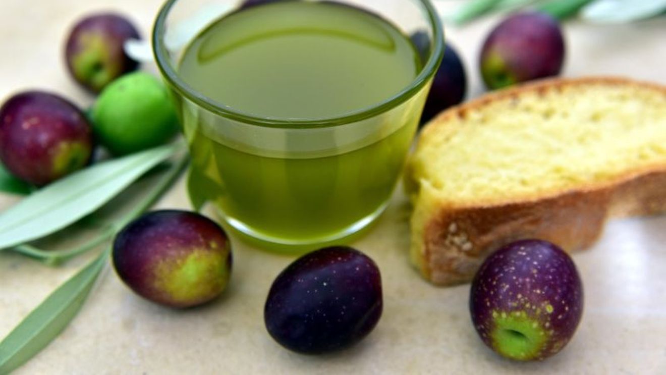 Uleiul de măsline – beneficii, recomandări de consum și rolul său în dieta mediteraneană / De ce este considerat un superaliment