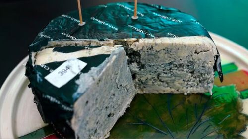 De ce cineva ar plăti 36.000 de euro pentru o brânză (care are și o bucată lipsă)? Licitația pentru cea mai scumpă brânză a avut loc și în acest an