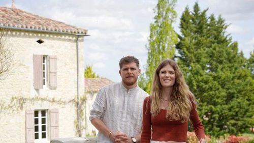 Refugiu culinar și de wellness în mijlocul naturii: Un celebru chef londonez și sora lui au deschis o fermă dedicată relaxării și bucătăriei pe bază de plante, în Franța / Vechiul grajd a fost transformat într-o bucătărie modernă, unde oaspeții au posibilitatea să gătească alături de chefi 