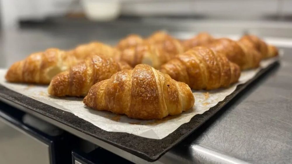 Un brutar francez își sfidează conaționalii și scoate pe piață croissantul vegan/Crescătorii de vaci pentru lapte se tem că noile tendințe culinare  le pun în pericol afacerile / Va avea veganismul succes în Franța?