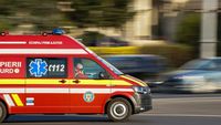 Plan Roșu de Intervenție în Dâmbovița, după o posibilă toxiinfecție alimentară la un salon de evenimente. 17 persoane, între care doi copii, au fost transportate la spital