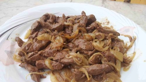 O idee de prânz de adăugat în portofoliul de rețete preferate. Ficat în stil venețian, se gătește cu ceapă și unt