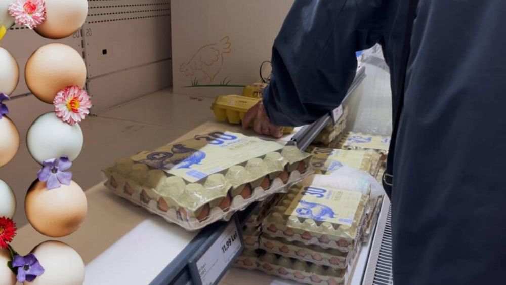 ANALIZĂ LA RAFT | Cu cât se vând ouăle în marile rețele de magazine din România, înainte de sărbătorile pascale / De pe rafturi nu lipsesc ouăle gata colorate