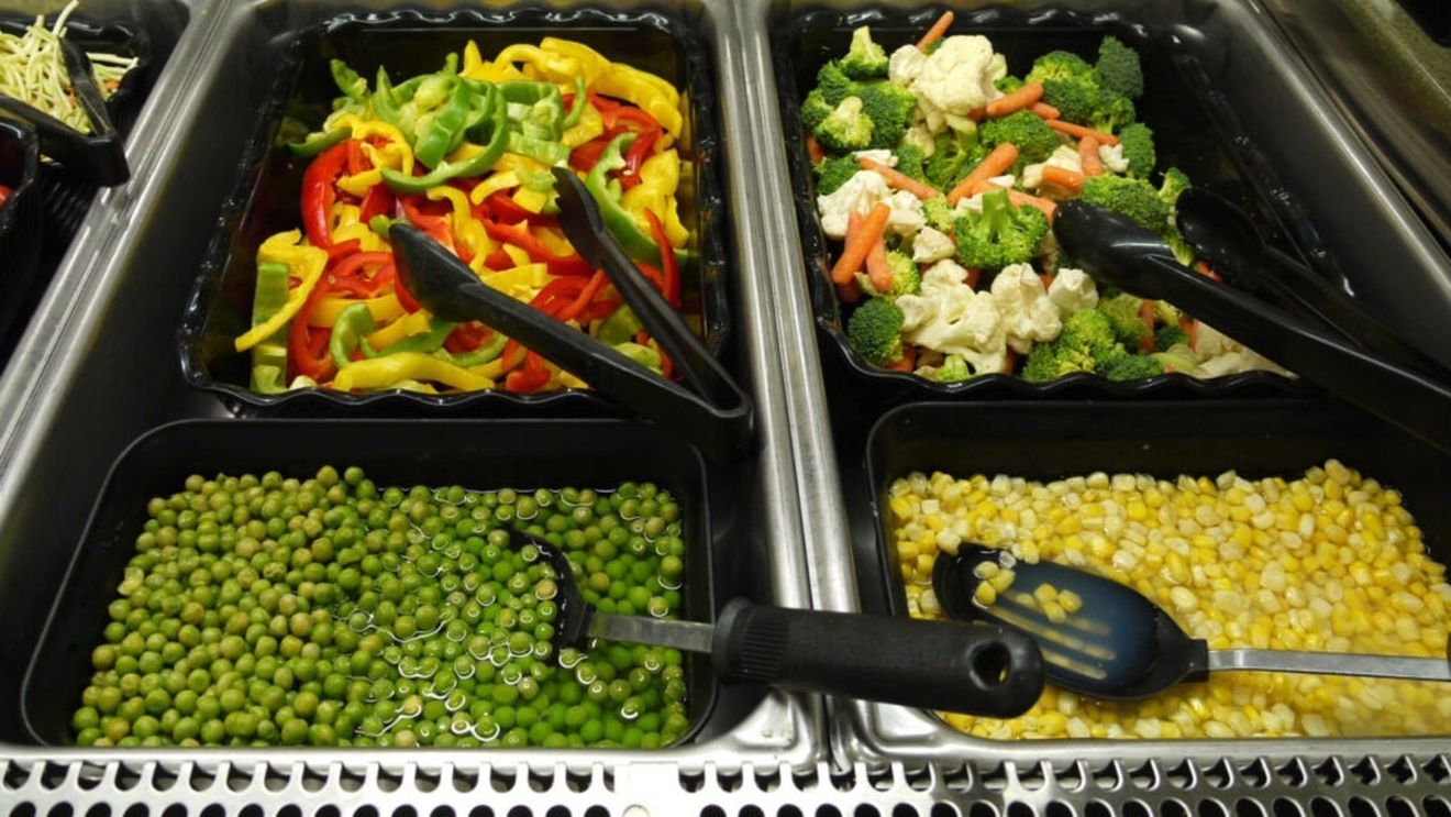 Șase lucruri pe care să nu le faci la un bar de salate/Deși e posibil să ți se pară în regulă, sunt gesturi care nu se fac din motive de igienă