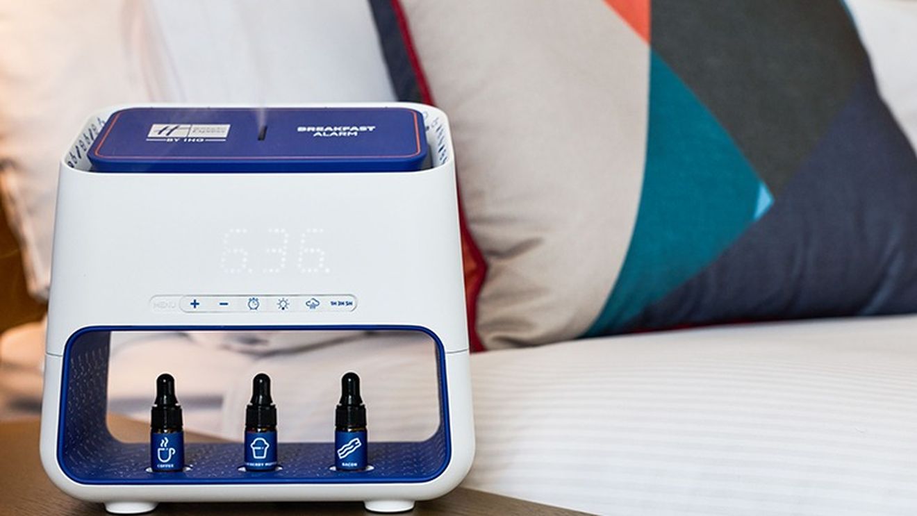 Un celebru lanț de hoteluri lansează un ceas deșteptător care trezește oaspeții cu miros de mic dejun