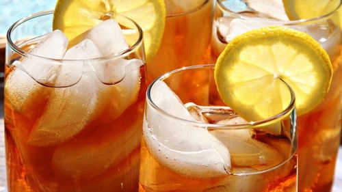 Profită de ultimele zile de vară și prepară un ceai rece sau alte băuturi hidratante care nu balonează/ Orice băutură am prefera, sigur are o variantă răcoritoare