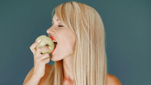 „Un măr pe zi ține doctorul departe”: 9 fructe cu mai multe fibre decât un măr / Fibrele susțin digestia, reduc colesterolul și mențin mișcările intestinale regulate