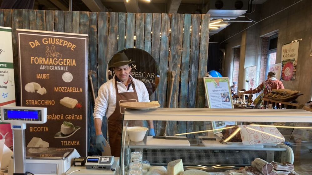 REPORTAJ FOTO-VIDEO: Brânzeturi maturate, zacuscă, carne fără aditivi și degustări direct de la fermieri / Cum a fost la Slow Food Earth Market, evenimentul „Piața Artizanilor” organizat în Capitală și ce produse ar trebui încercate