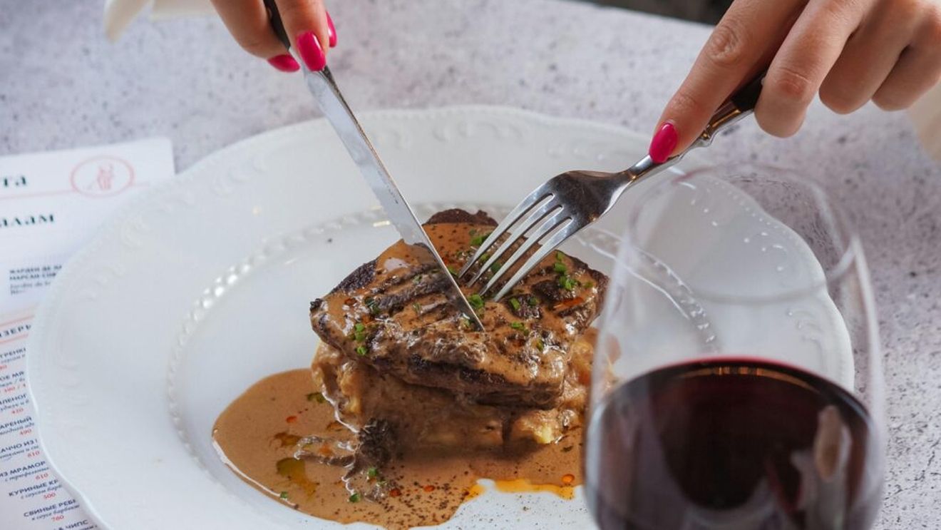 De ce femeile au nevoie de o dietă mai bogată în proteine?/ Acestea sunt importante în orice etapă a vieții, sunt sățioase, reglează hormonii, întrețin oasele și ne influențează starea de spirit, susțin specialiștii care ne învață cum să ne asigurăm că mâncăm suficiente proteine