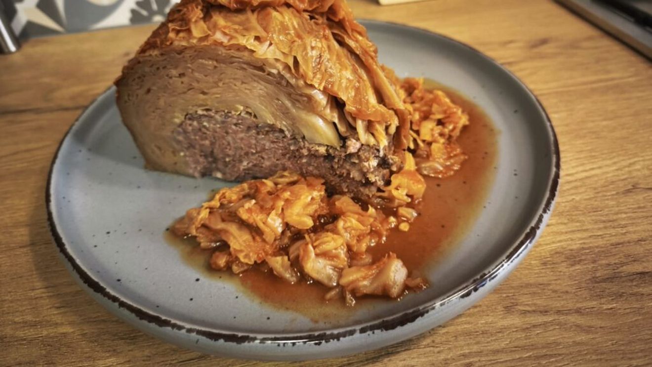 FOTO-VIDEO | Rețetele Juanitei / Varză umplută cu carne / Arată ca o sarma uriașă și are gust de sarmale, doar că este mai ușor de preparat