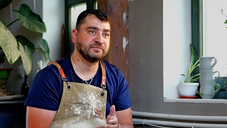 VIDEO | Marinel Györfi, meșterul olar care a readus la viață, după 300 de ani, ceramica albastră de Saschiz: „În loc să-ți faci gardul mare, îți faci masa mare. Asta-i țara pe care o vreau eu!”