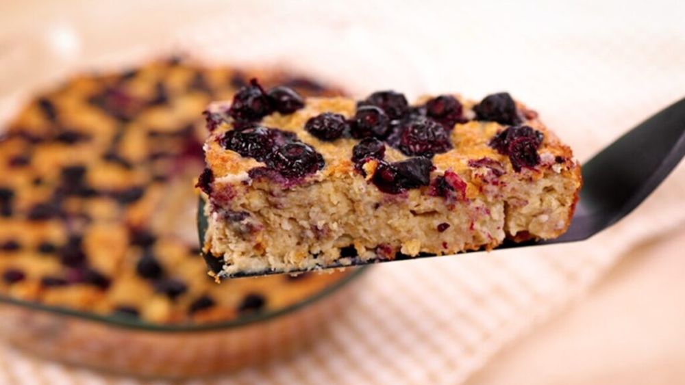 Plăcinta cu ovăz, afine și măr promite un mic dejun simplu și ușor / Rețeta se pregătește repede și coace în mai puțin de o oră