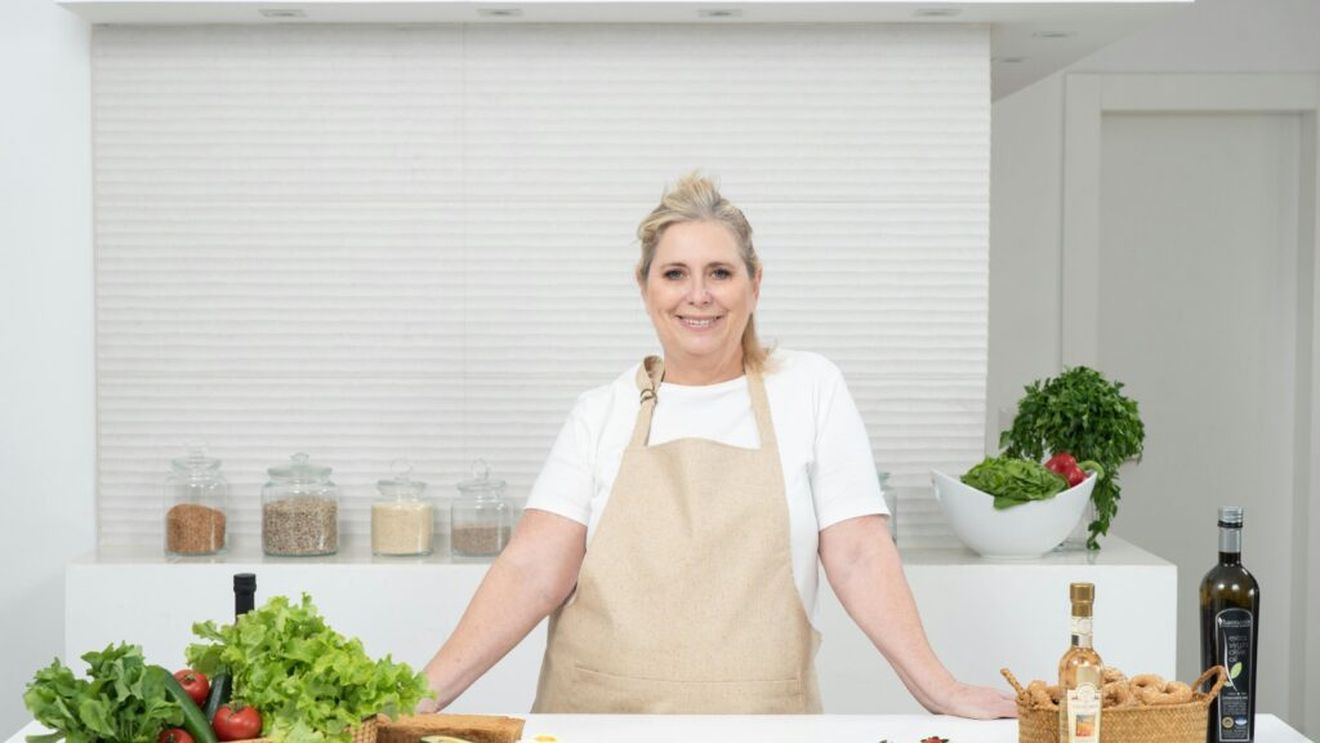 Cele mai bune trei alimente pe care le poți consuma, fără grijă, dacă suferi de reflux acid: fructe, legume, cereale integrale, ghimbir și oțet de mere/ Evită cofeina și alimente picante, prăjite și grase, pentru că îți agravează simptomele