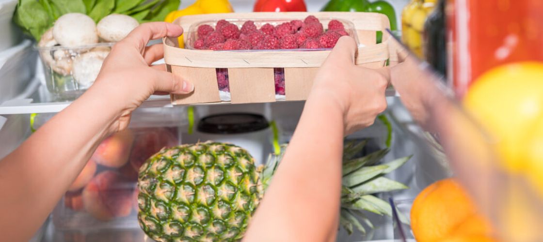 Cât de des trebuie curățat frigiderul. Regula simplă pentru rafturi și sertare, care reduce riscul de mucegai și contaminare a alimentelor