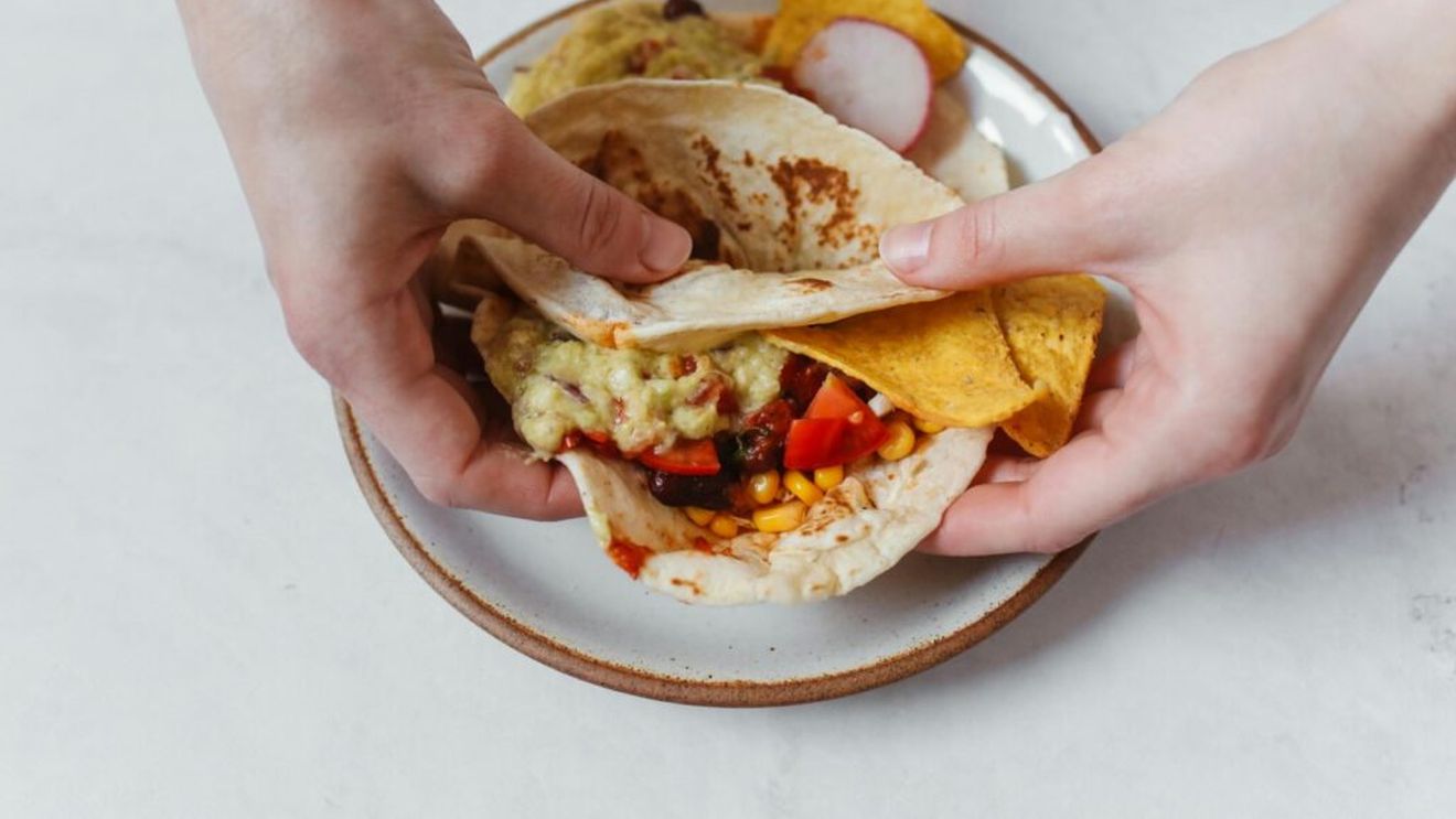 Mic dejun cu un twist mexican: Tacos cu ouă, avocado și brânză feta