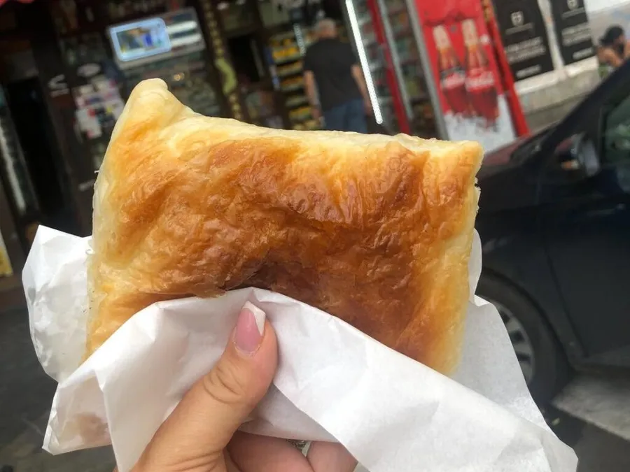 amzei, bucuresti, la-mita-biciclista, merdenea, nea-mihai, patiseria-amzei, croissant, coada-bucuresteni, edmond-niculusca, scandal-merdenea, merdenea-8-lei