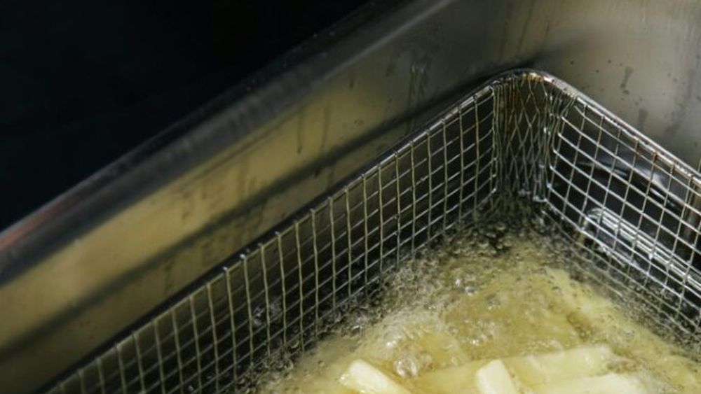 În țara dietei mediteraneene, cantinele școlare au în meniul zilnic prea multe alimente prăjite/ 70 % utilizează uleiuri nesănătoase, dar ieftine