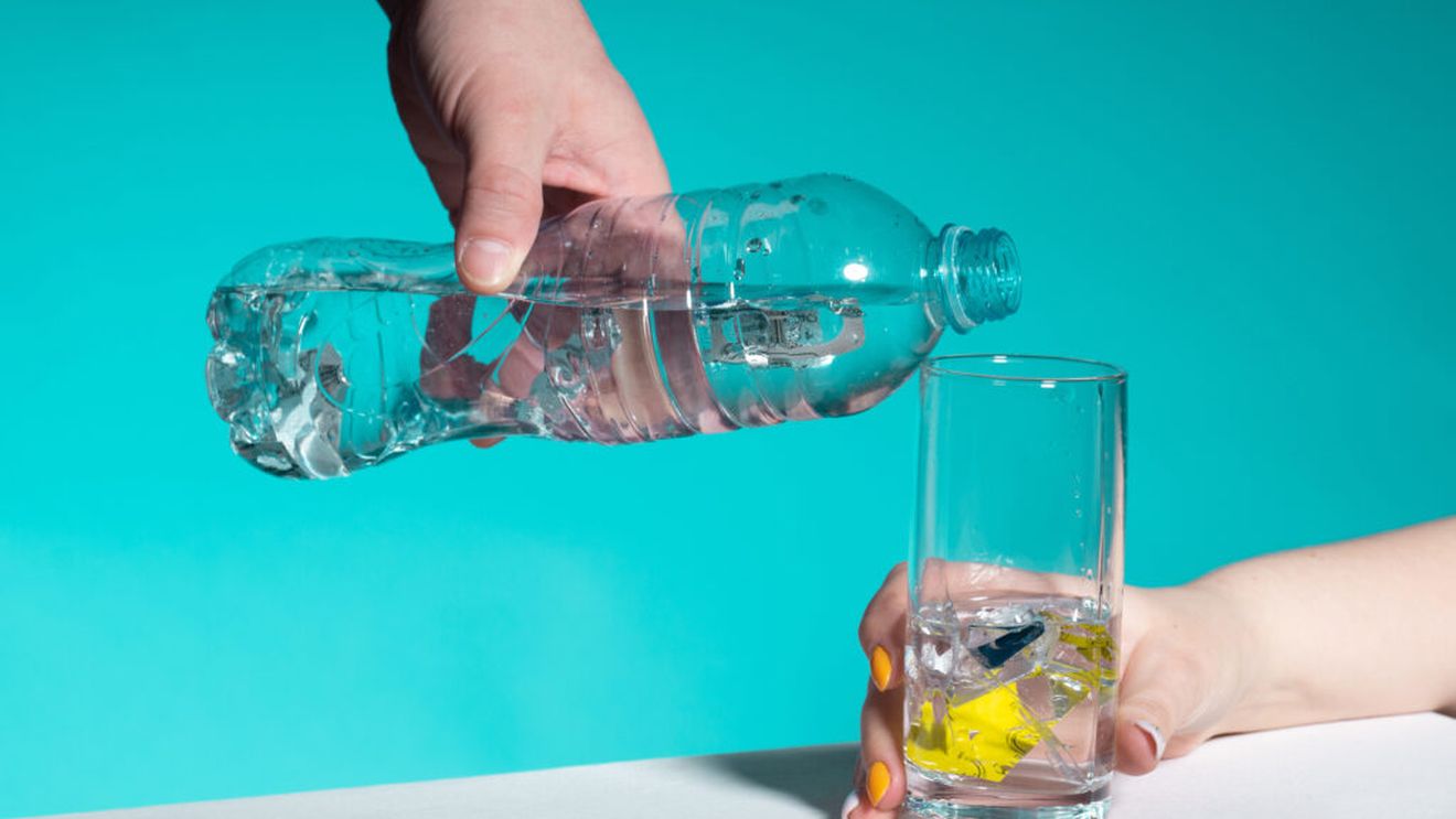 Cum poți elimina microplasticele din apa de băut. Metoda simplă, susținută de cercetări științifice, pe care o poți aplica acasă