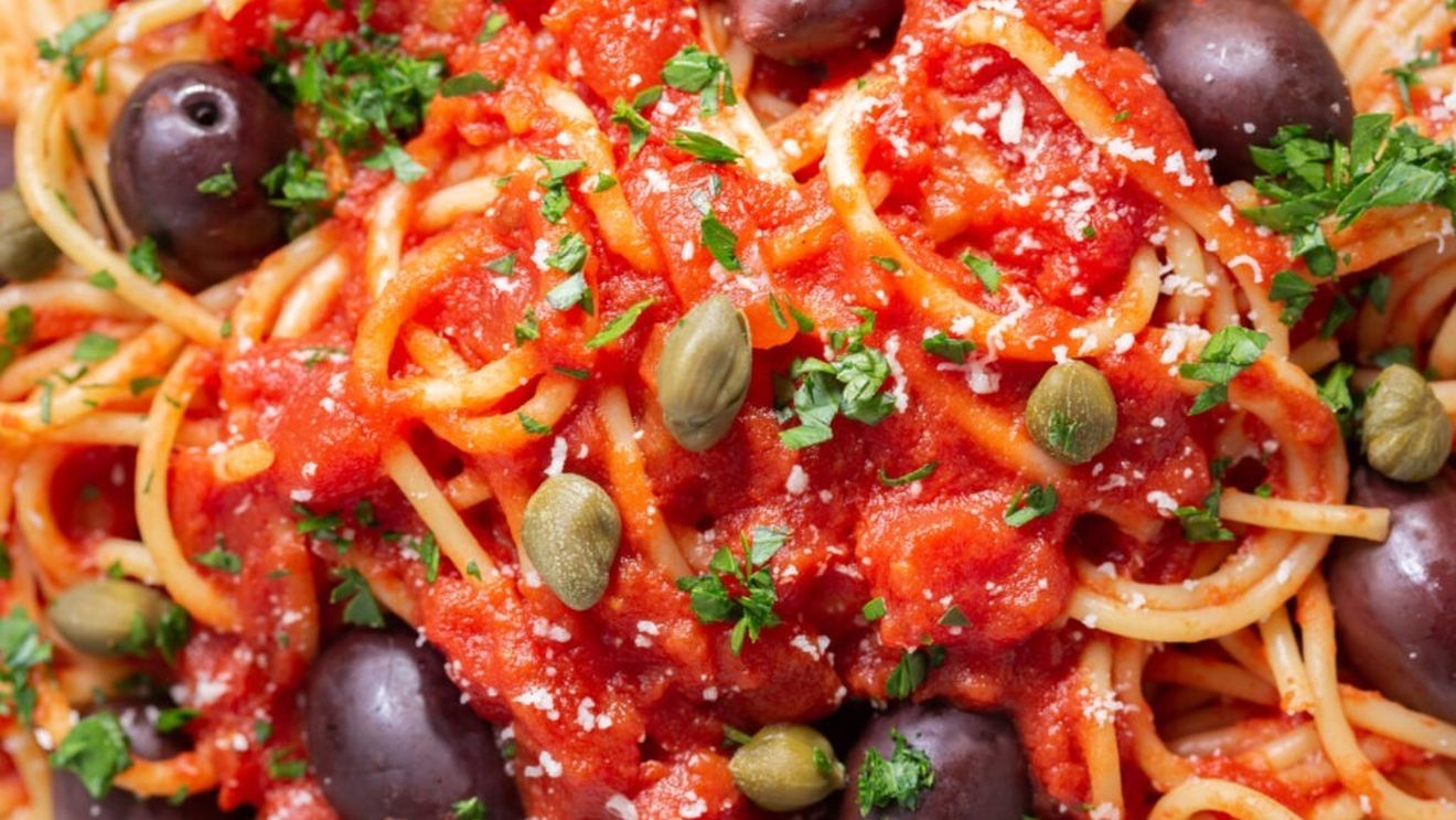 Pastele de vineri seara. Spaghetti alla puttanesca, o rețetă aproape perfectă, care din casele de toleranță a emigrat pe toate continentele