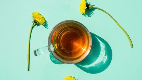 Ceaiul de păpădie ajută la slăbit: Mit sau realitate? Ce spun specialiștii despre băutura preparată din planta considerată adesea invazivă și când ar trebui evitat