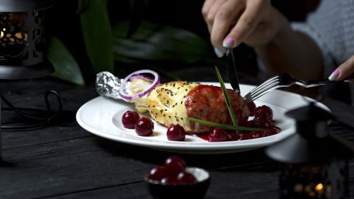 Calcule IMM România: Afacerile din sectorul HoReCa ar putea scădea cu 10 miliarde de lei dacă TVA urcă la 21%