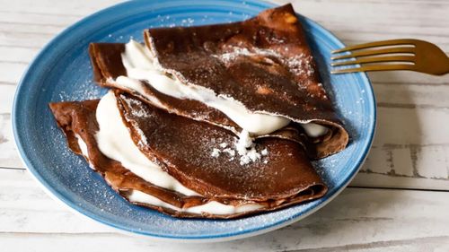 Clătite cu cacao și cocos în compoziție, umplute cu ricotta și unt de arahide. Mic dejun proteic ușor dulceag dar fără zahăr