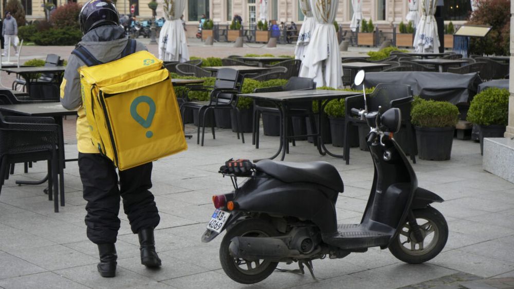 SURSE: DNA acuză de corupție un manager de flote Glovo, prins în flagrant. Procurorii anti-corupție îl acuză că a luat mită de la subalterni 24.000 de euro, 2.400 de lei, un porc și o jumătate de porc