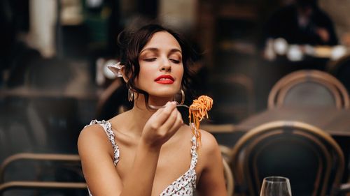 Secretul italiencelor pentru un abdomen plat, în ciuda meniului plin de pizza, paste și vin: obiceiurile zilnice care fac diferența