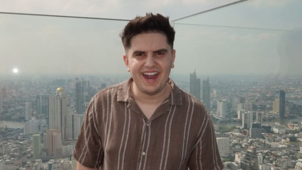 „Oamenii vor să stea cât mai puțin în bucătărie, să cheltuiască cât mai puțin pe ingrediente, să folosească cât mai puțin cuptorul”/ Cum reinventează Leoo Dumitru, creatorul de conținut cu aproape 1 milion de urmăritori pe TikTok, rețetele tradiționale de Paște